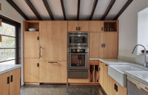 Floor-to-ceiling Kitchen Cabinet